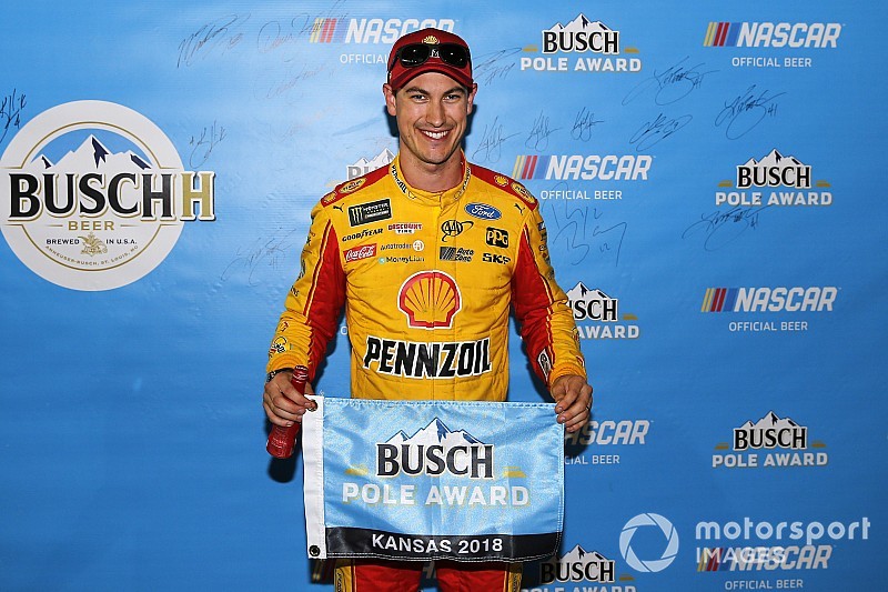 Logano batte Harvick ed Almirola e centra la prima pole stagionale in Kansas
