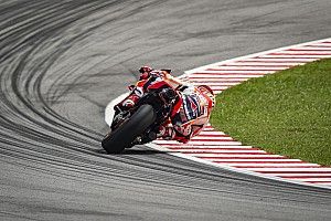 Vídeo: Márquez, ‘salvadas’ a pares en el arranque de Malasia