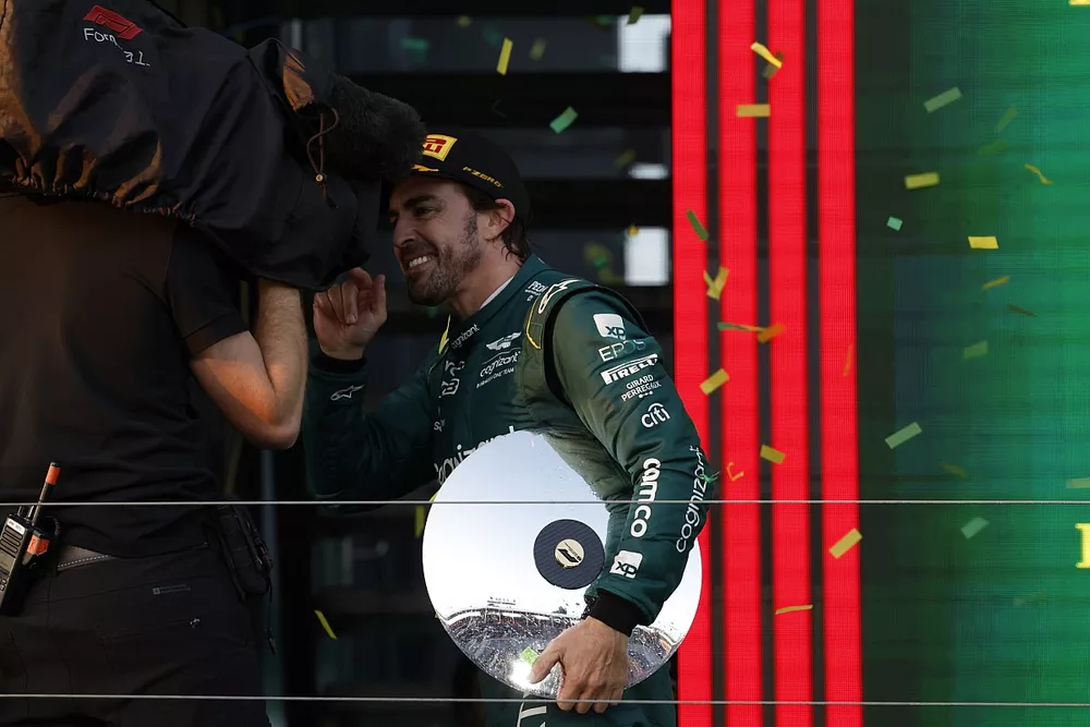 Fernando Alonso, Aston Martin F1 Team, tercero, en el podio