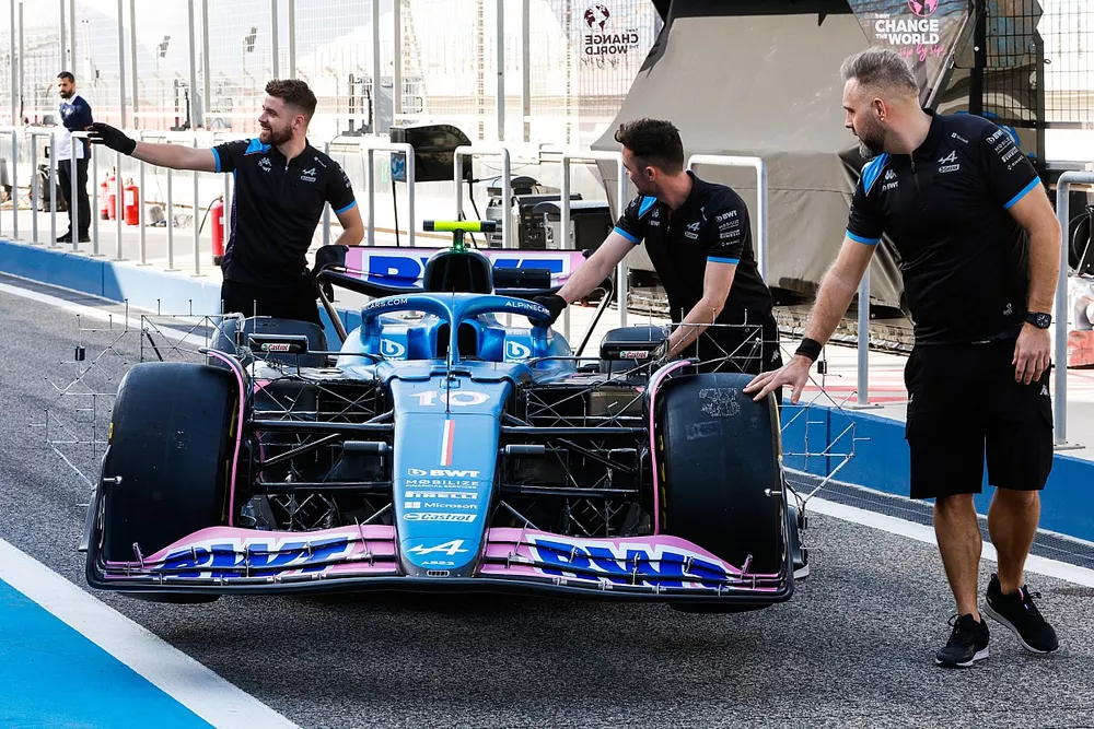 Los mec&aacute;nicos empujan al Alpine A523 de Pierre Gasly en el pit lane