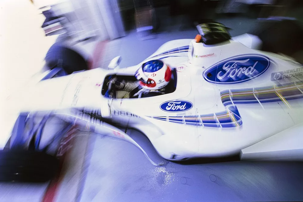 Rubens Barrichello, Stewart SF3 Ford, leaves the garage