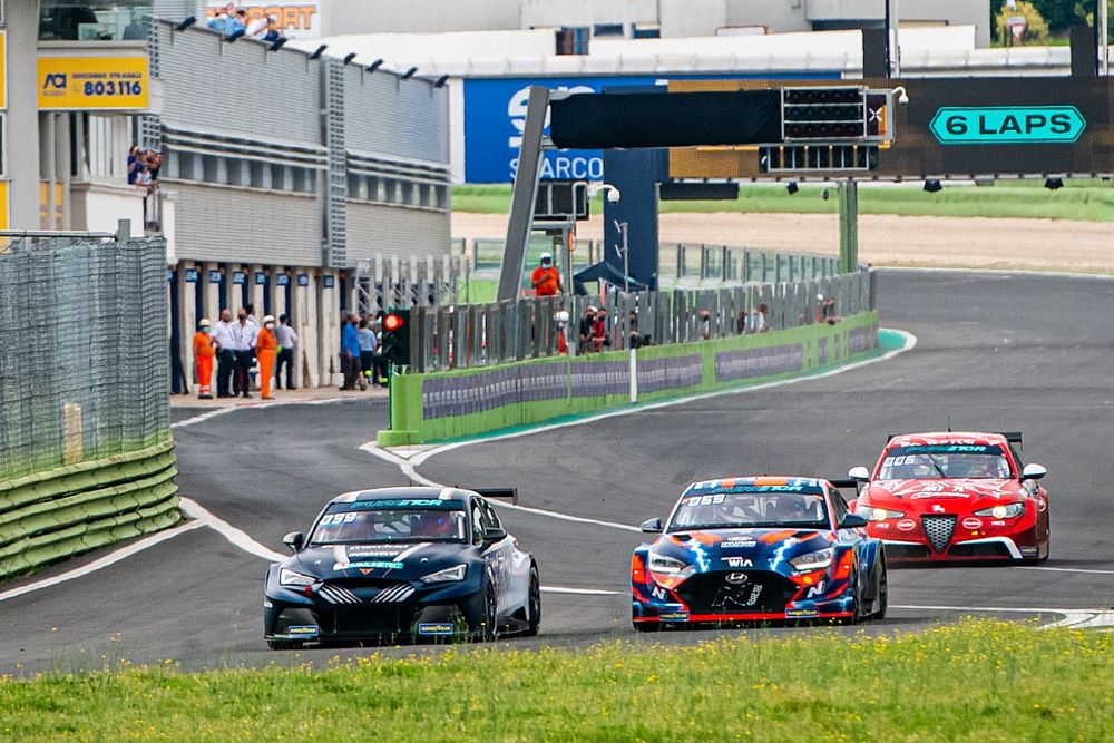 Mikel Azcona, Zengo Motorsport Cupra, liderando