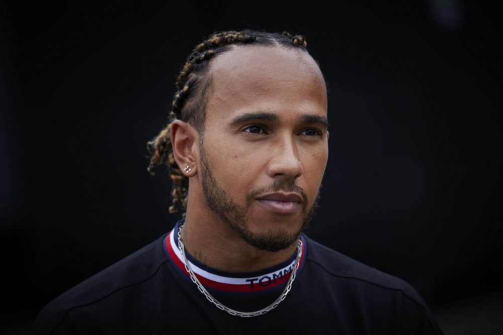 Hamilton arról érdeklődött, miért nem büntették meg a Red Bullt