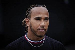 Hamilton arról érdeklődött, miért nem büntették meg a Red Bullt