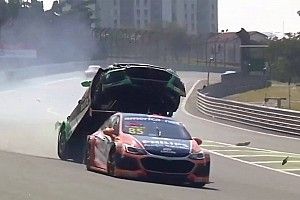 VIDEO: Stock Car-coureur wordt gelanceerd bij bizarre crash