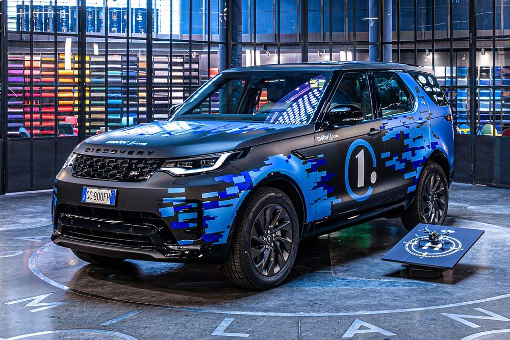 Land Rover Discovery è crew car per video YouTube di Motor1