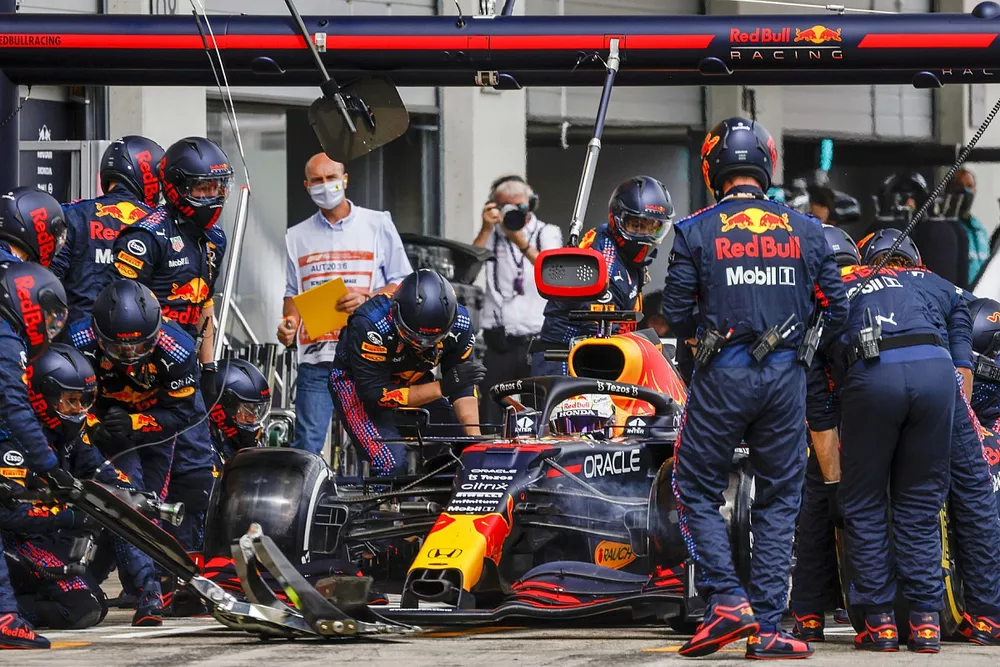 Max Verstappen, Red Bull Racing RB16B, maakt een pitstop