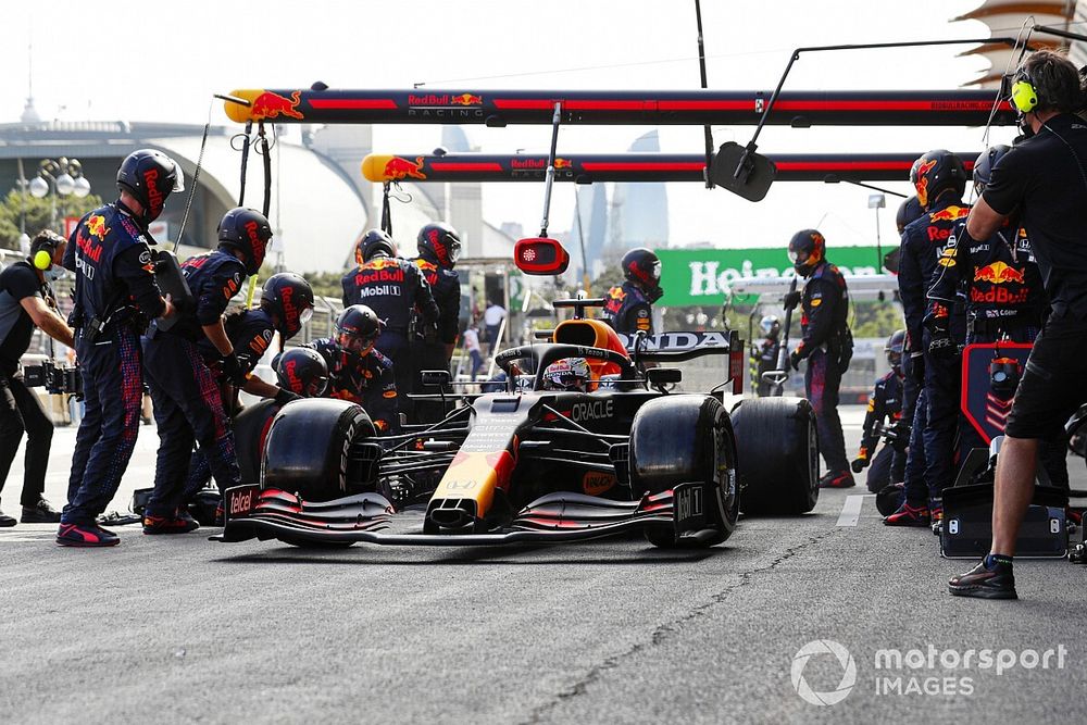 Red Bull ook in Baku toonaangevend met razendsnelle pitstop