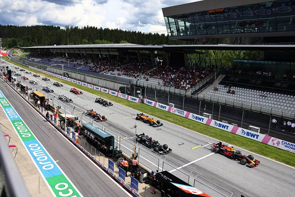 Max Verstappen, Red Bull Racing RB16B, Lewis Hamilton, Mercedes W12, Lando Norris, McLaren MCL35M, Sergio Perez, Red Bull Racing RB16B, Valtteri Bottas, Mercedes W12, Pierre Gasly, AlphaTauri AT02, Charles Leclerc, Ferrari SF21 et le reste du peloton au d&eacute;part