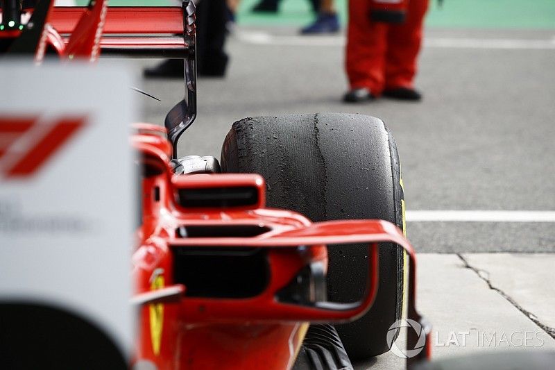 Achterband van Kimi Raikkonen, Ferrari SF71H in parc ferme 