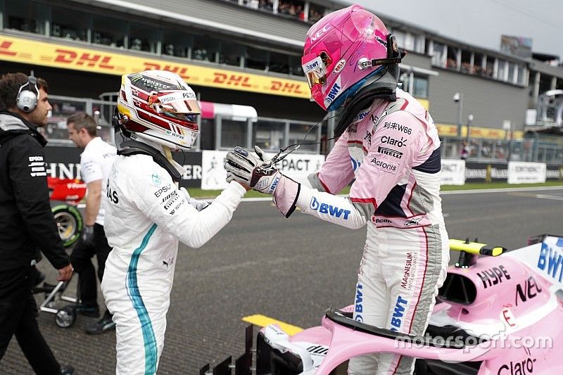 Pole sitter Lewis Hamilton, Mercedes AMG F1, third place Esteban Ocon, Racing Point Force India VJM11
