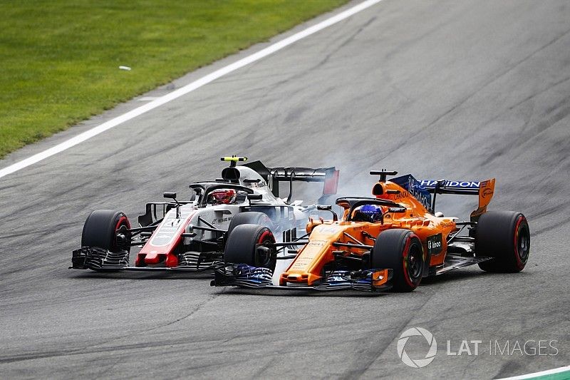 Kevin Magnussen, Haas F1 Team VF-18, y Fernando Alonso, McLaren MCL33, batallan en Monza