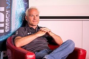 Вильнев: У Феттеля нет шансов против Леклера в 2020-м