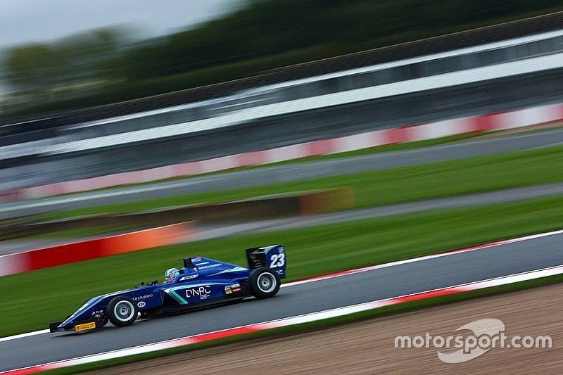 Billy Monger torna a Donington a un anno dall’incidente, firma la sua prima pole e sfiora il podio in Gara 1