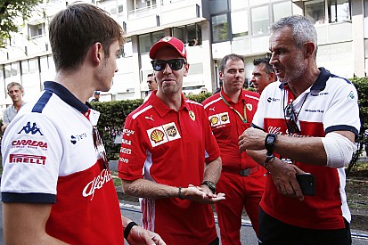 Extra nyomást fog kapni a Ferrari üdvöskéje Vettel ellen, de ez meg sem kottyan neki?