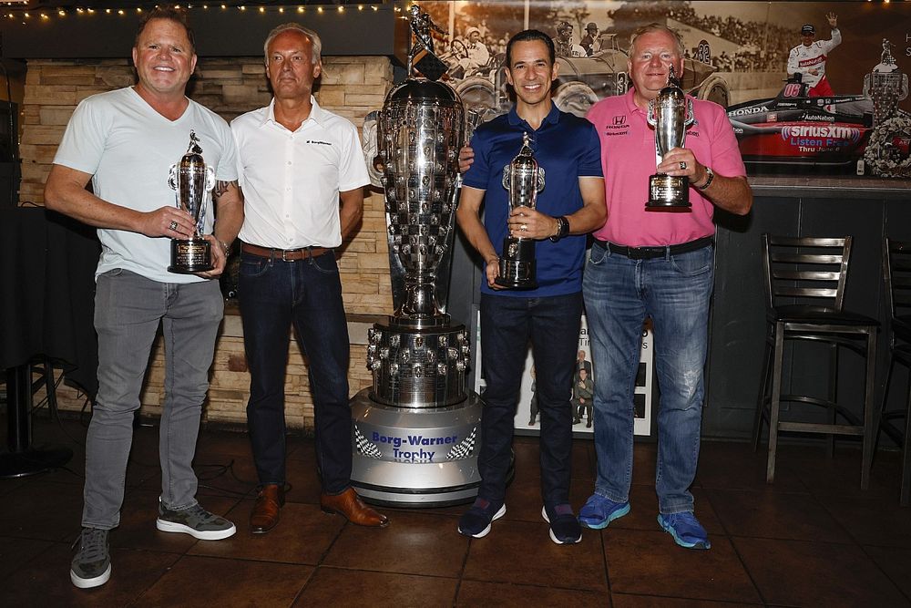 Michael Shank, Frederic Lissalde, Helio Castroneves, Jim Meyer with the Borg-Warner Trophy