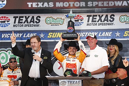 Larson holds off Keselowski for Xfinity win at Texas