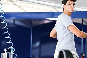 Favorito ao título na F3 trabalha de modelo nas horas vagas