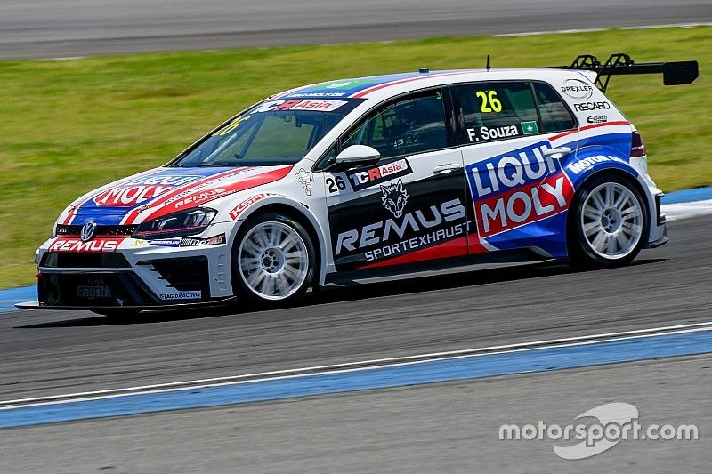 De Souza con la Golf del Team Engstler a Singapore e Sepang