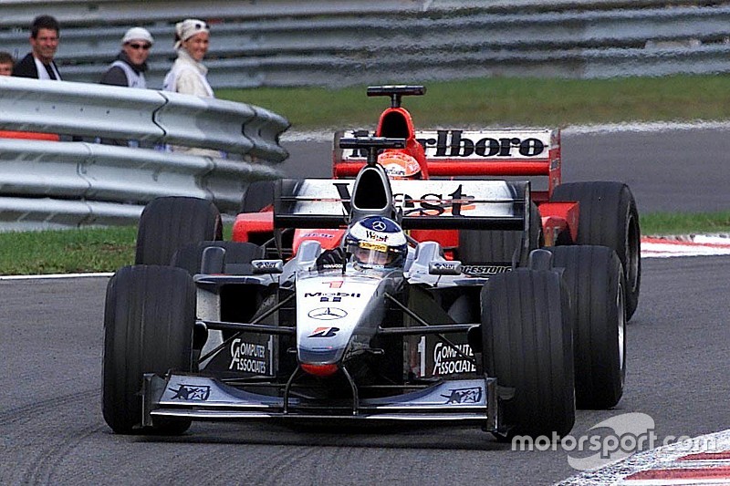 Ezen a napon: Häkkinen, Schumacher, Zonta és az a bizonyos előzés