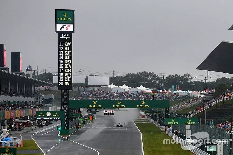  Nico Rosberg, Mercedes AMG F1 W05 por delante de Lewis Hamilton, Mercedes AMG F1 W05 al inicio de la carrera