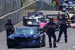 Пейс-кар попал в аварию перед стартом гонки IndyCar: видео