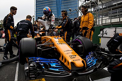 Videón, ahogy Alonso a „félholt” McLarennel visszatér a bokszba