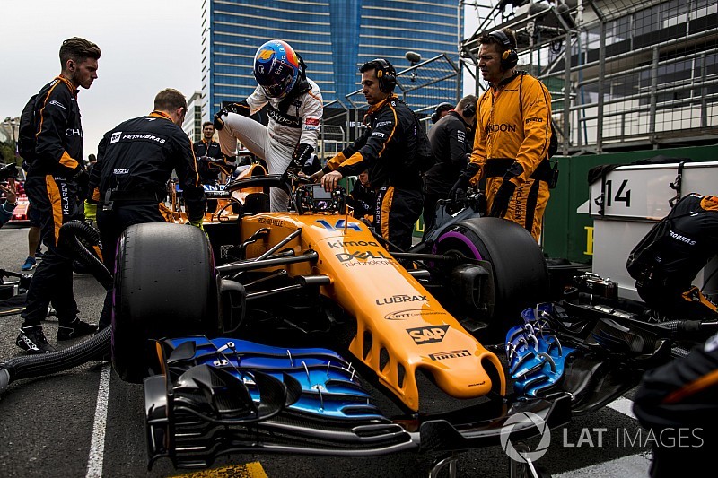 Videón, ahogy Alonso a „félholt” McLarennel visszatér a bokszba