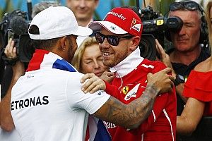 Vettel beri selamat kepada Hamilton usai samai total titel F1