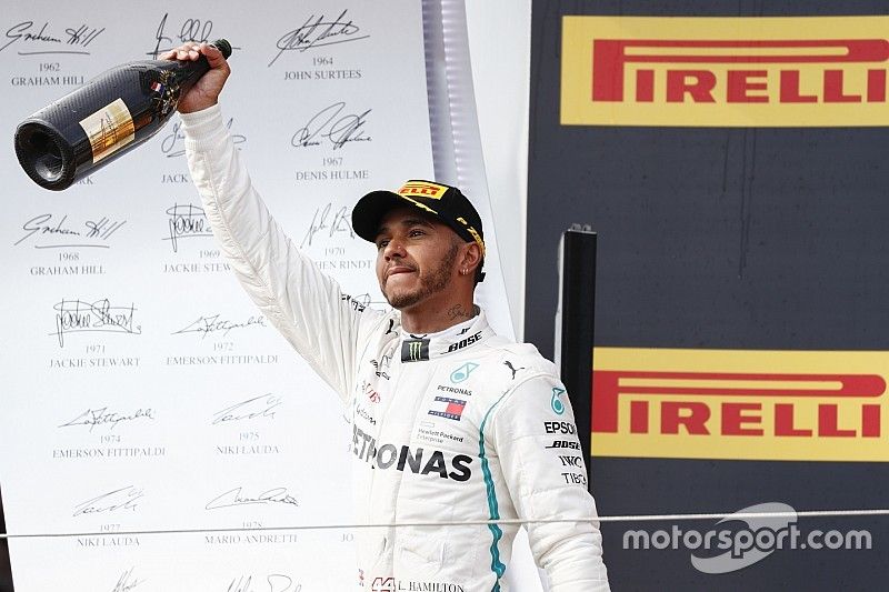 Lewis Hamilton, Mercedes AMG F1, vainqueur, sur le podium