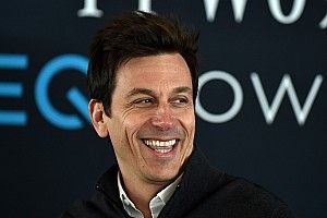 Wolff se burla de Ferrari: "Me impresionó especialmente Red Bull"