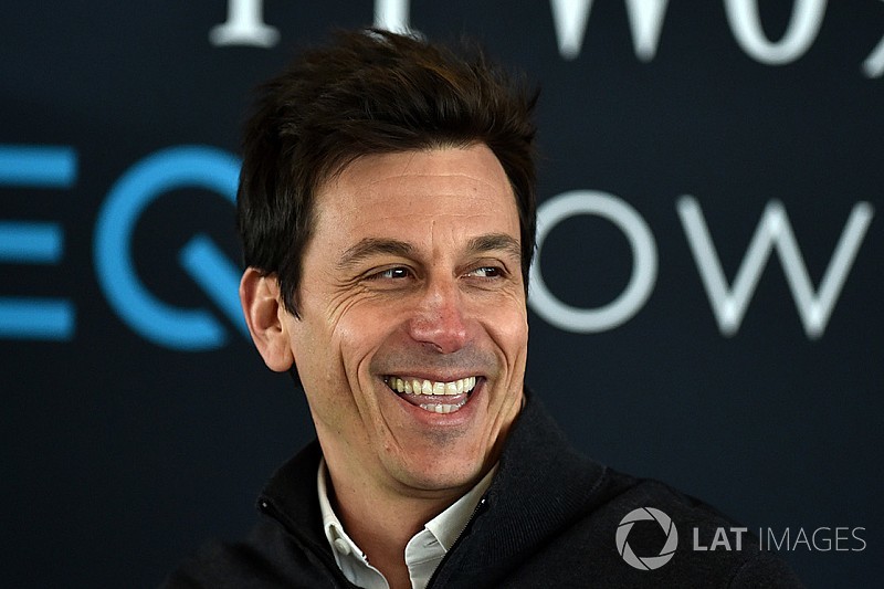 Wolff se burla de Ferrari: "Me impresionó especialmente Red Bull"