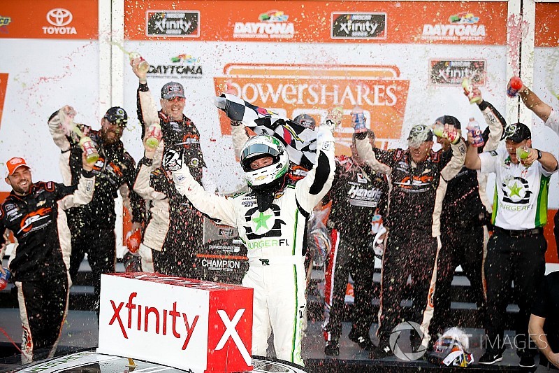Após cinco prorrogações, Reddick vence abertura da Xfinity