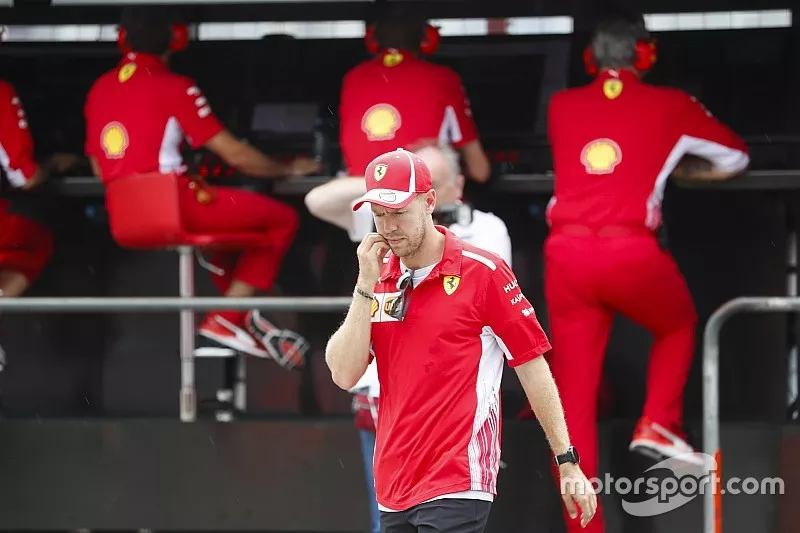 Sebastian Vettel, Ferrari met teambaas Maurizio Arrivabene en Jock Clear, Engineering Director, Ferrari na zijn crash