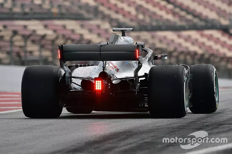 Lewis Hamilton, Mercedes-AMG F1 W09, avec des feux sur l'aileron arri&egrave;re