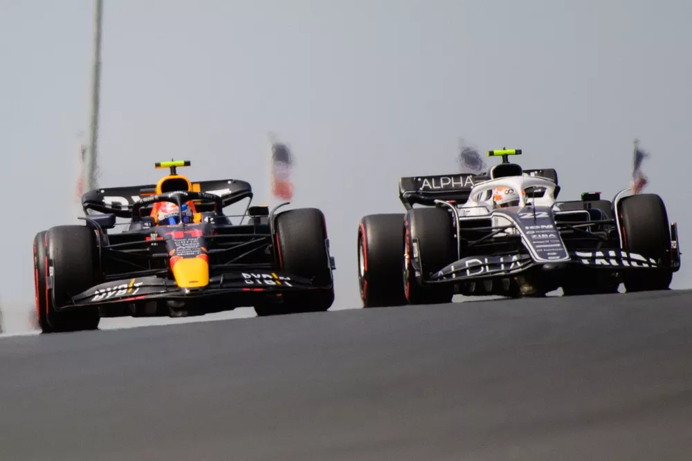 Sergio Perez, Red Bull Racing RB18, Yuki Tsunoda, AlphaTauri AT03