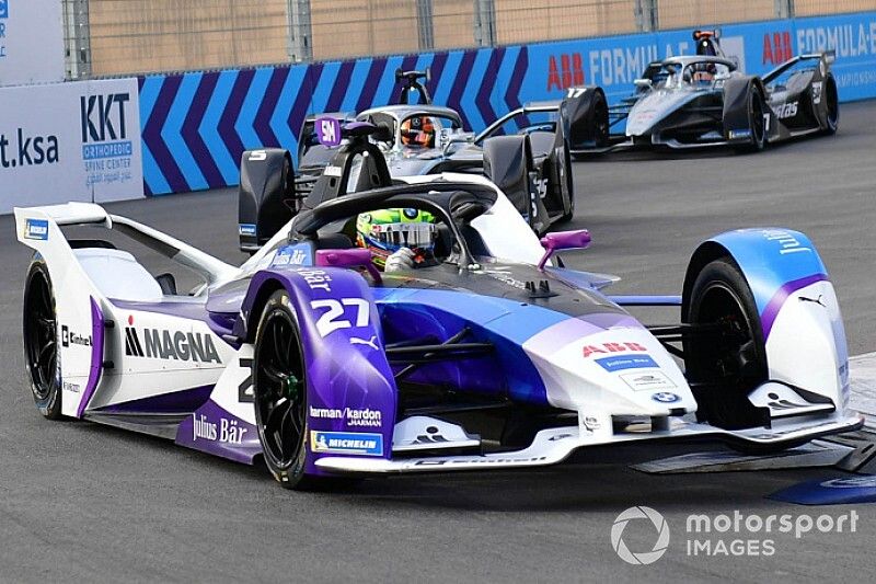 Mercedes вышла в лидеры Формулы Е на второй день участия в турнире (благодаря штрафу пилота BMW)
