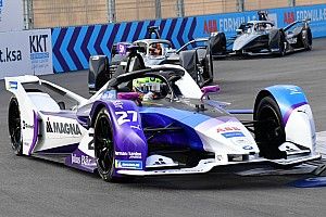 Mercedes вышла в лидеры Формулы Е на второй день участия в турнире (благодаря штрафу пилота BMW)
