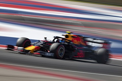 Albon: "La pista è piena di grosse buche, ma io mi diverto"