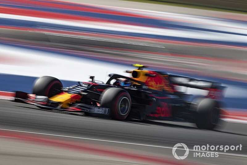 Albon: "La pista è piena di grosse buche, ma io mi diverto"