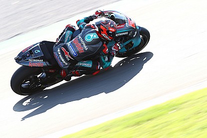 Куартараро на 0,03 секунды опередил Маркеса в финальной квалификации сезона MotoGP
