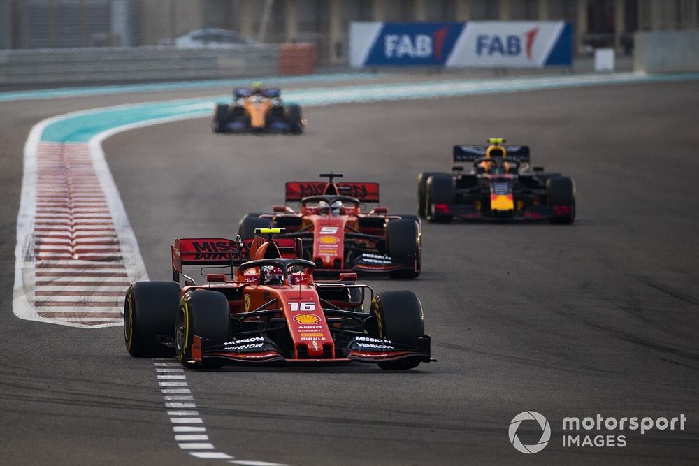 Charles Leclerc, Ferrari SF90, precede Sebastian Vettel, Ferrari SF90, Alexander Albon, Red Bull RB15, e Carlos Sainz Jr., McLaren MCL34