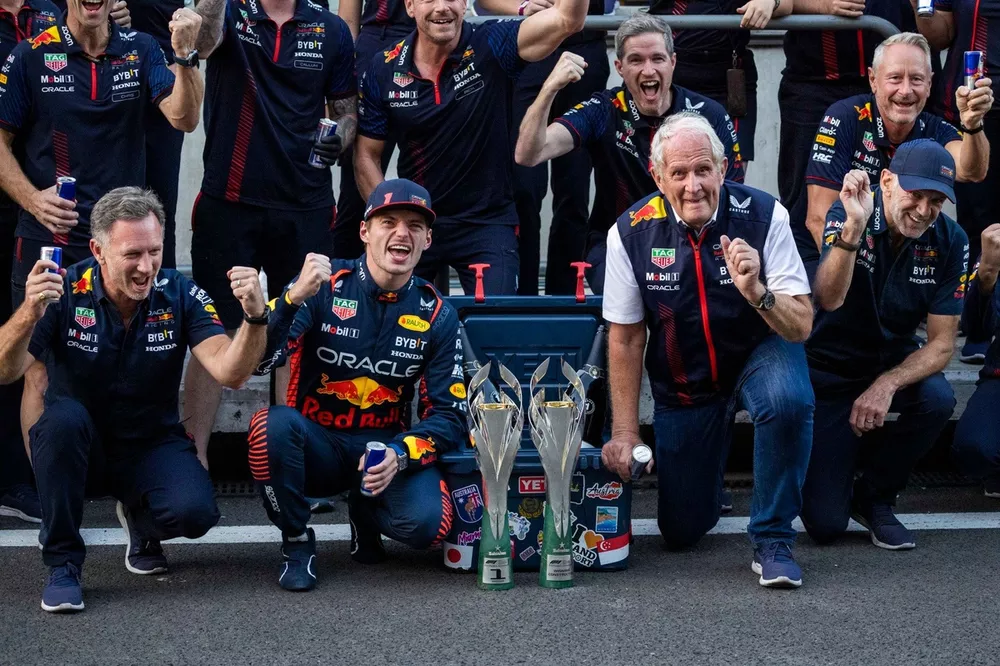 Max Verstappen, Red Bull Racing, 1&ordf; posici&oacute;n, Helmut Marko, Consultor, Red Bull Racing, Adrian Newey, Director de Tecnolog&iacute;a, Red Bull Racing, el equipo Red Bull Racing.