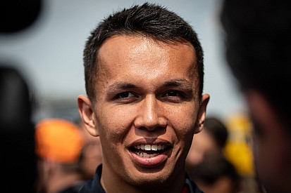 Albon nagyon kiakad Russellre a virtuális pályán - GEORGE! (videó)