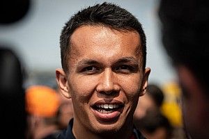 Albon nagyon kiakad Russellre a virtuális pályán - GEORGE! (videó)