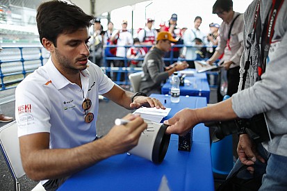 Japán megőrül az F1-ért: Sainzot zseniális emlékkel lepték meg - videó