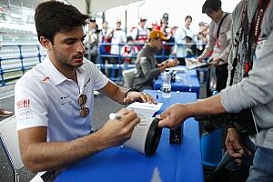 Japán megőrül az F1-ért: Sainzot zseniális emlékkel lepték meg - videó
