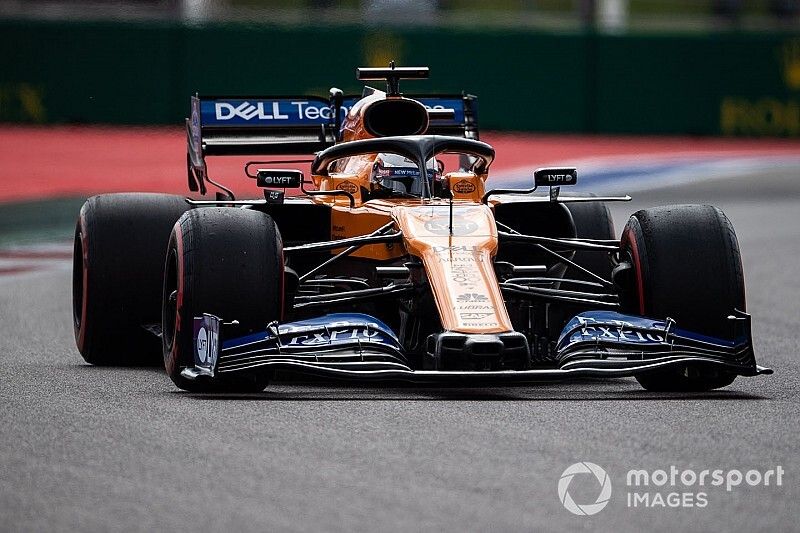 Sainz az autóban is a kajára gondol, énekelve! (videó)