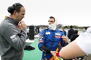 Sainz nézetéből, ahogy Verstappen és Leclerc űzi egymást: szenzációs! (videó)