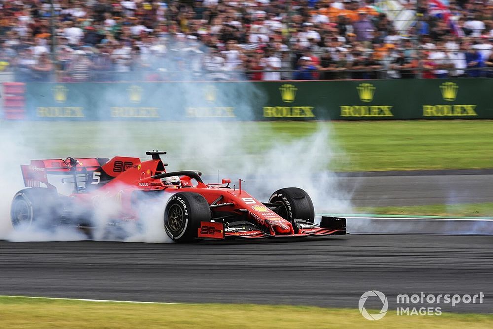 Sebastian Vettel, Ferrari SF90 rijdt in op Max Verstappen, Red Bull Racing RB15 